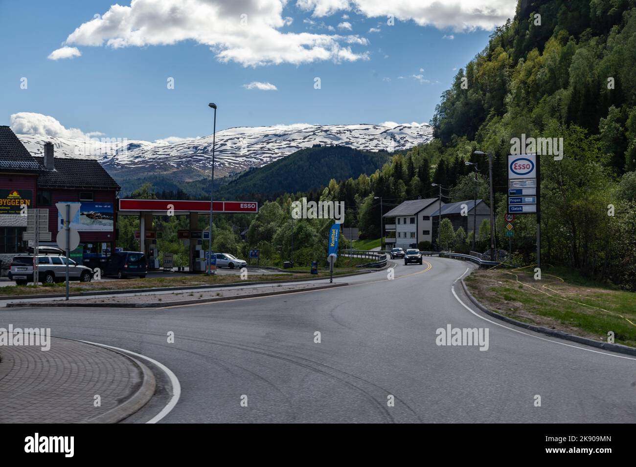 Eine ESSO-Tankstelle an einer Kreuzung in der Nähe von Vinje, Vestland, Norwegen Stockfoto