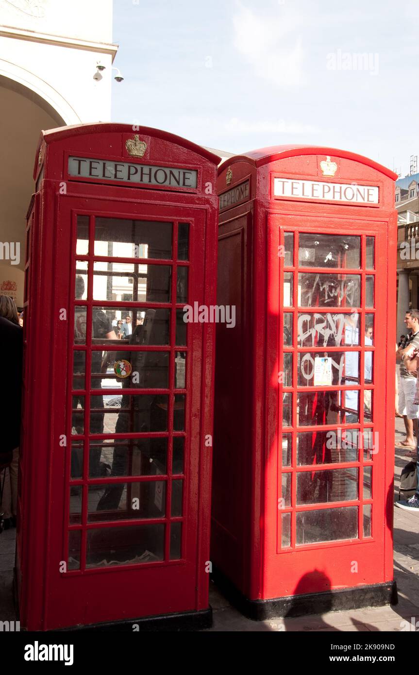 Telefonboxen, Covent Garden, London, Großbritannien - diese ikonischen roten Telefonboxen verschwinden und werden durch Mobiltelefone ersetzt Stockfoto