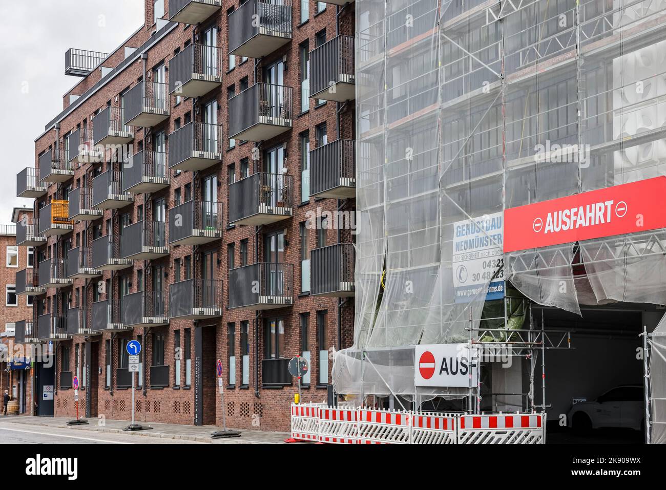 Kiel, Deutschland. 25. Oktober 2022. Im Zentrum von Kiel steht ein Neubau. Die LBS Bausparkasse Schleswig-Holstein-Hamburg AG hat mit Unterstützung des Hamburger Instituts FUB IGES GmbH die Immobilienangebote in Schleswig-Holstein untersucht und am 25. Oktober 2022 in Kiel die Ergebnisse der Studie vorgestellt. Quelle: Frank Molter/dpa/Alamy Live News Stockfoto