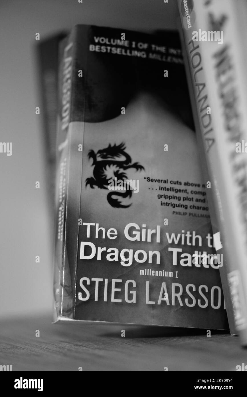 Eine vertikale Graustufenaufnahme von stieg Larssons The Girl with the Dragon Tattoo Roman auf einem Regal. Stockfoto