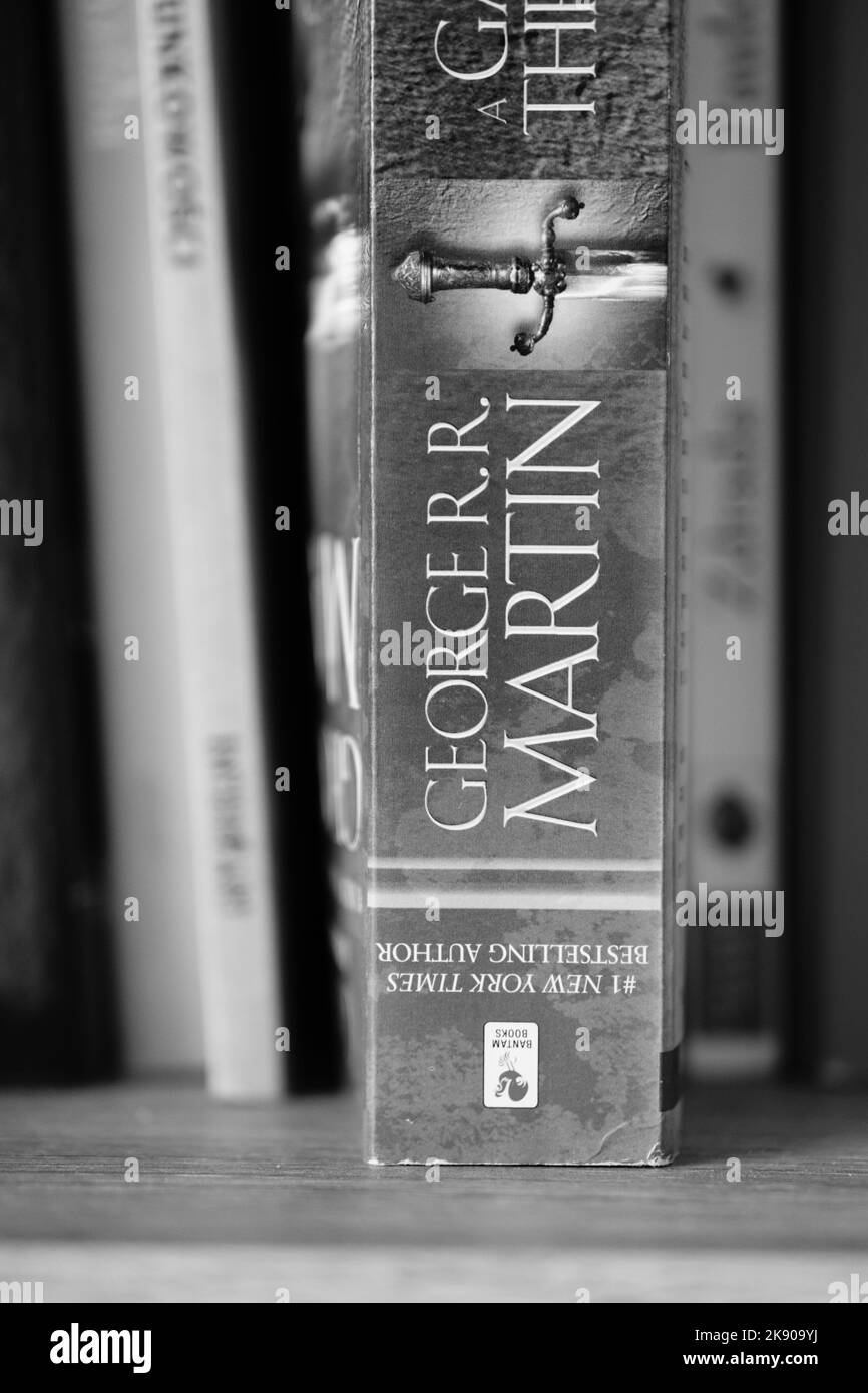 Eine vertikale Graustufenaufnahme eines Romans von Game of Thrones von George R. R. Martin. Stockfoto
