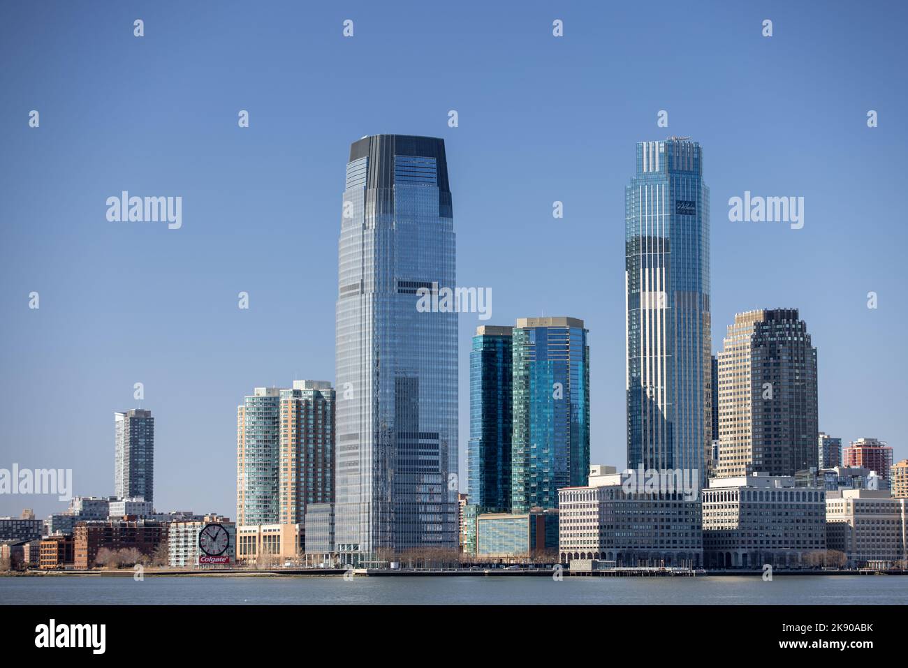 Die Skyline von Jersey City mit Bürogebäuden und der Colgate-Uhr, New Jersey, USA Stockfoto