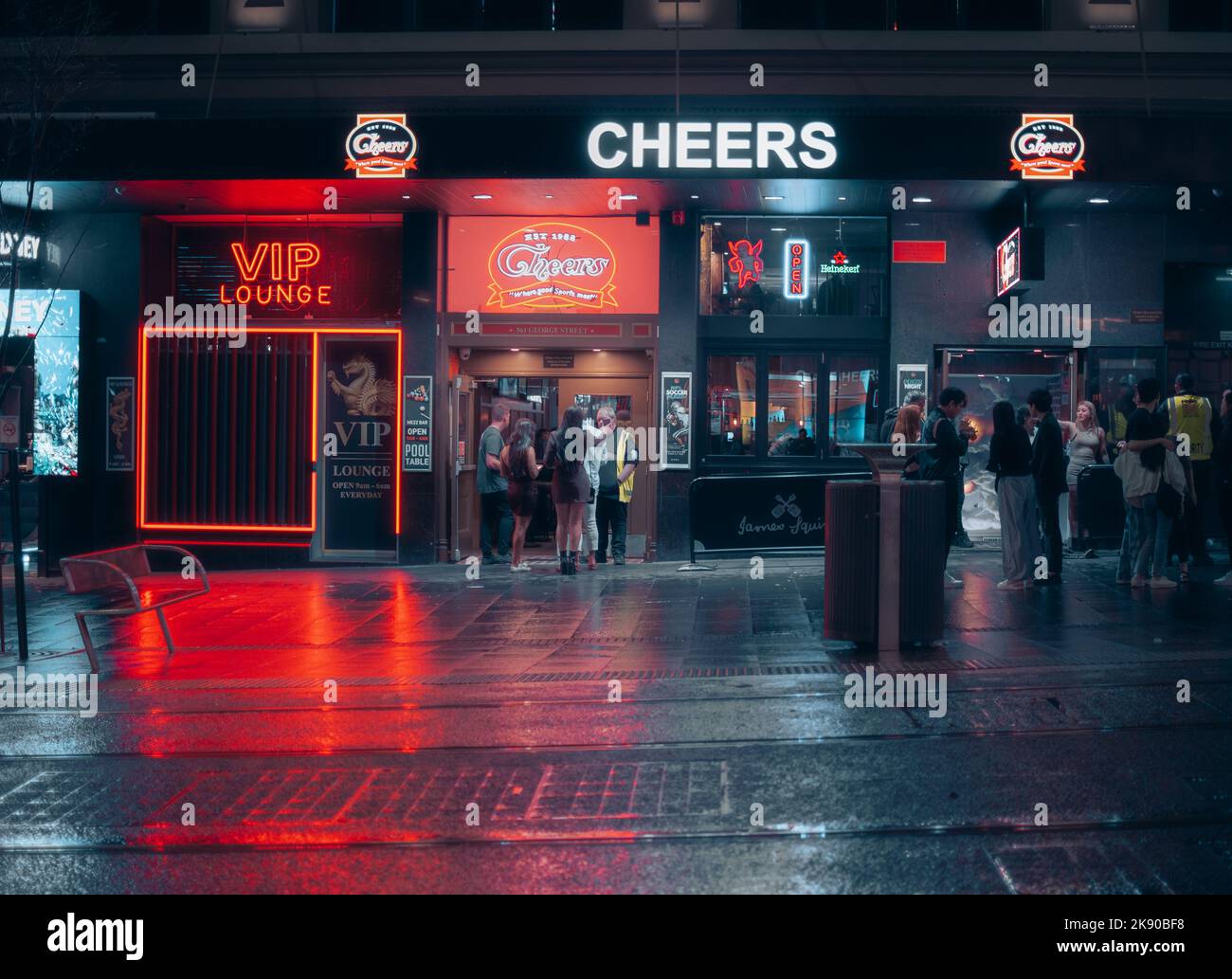 Eine Nachtaufnahme eines Gebäudes mit dem Markenzeichen von Cheers in Sydney, Australien Stockfoto