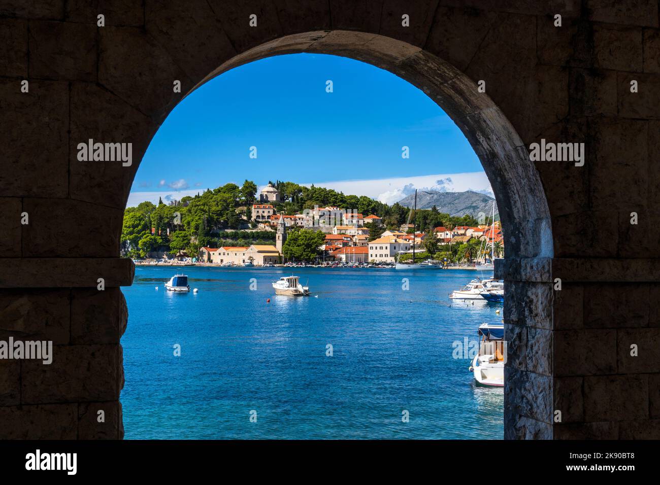Blick durch den Wasserbogen der malerischen Stadt Cavtat an der dalmatinischen Küste Kroatiens Stockfoto Blick durch den Wasserbogen der malerischen Stadt Cavtat an der dalmatinischen Küste Kroatiens Stockfoto