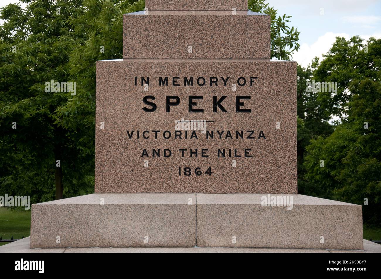 Denkmal für John Hanning Speke (Basis), Hyde Park, London, Großbritannien. Speke war der erste Europäer, der den Viktoriasee als Quelle des Nils erkannte. Stockfoto Denkmal für John Hanning Speke (Basis), Hyde Park, London, Großbritannien. Speke war der erste Europäer, der den Viktoriasee als Quelle des Nils erkannte. Stockfoto