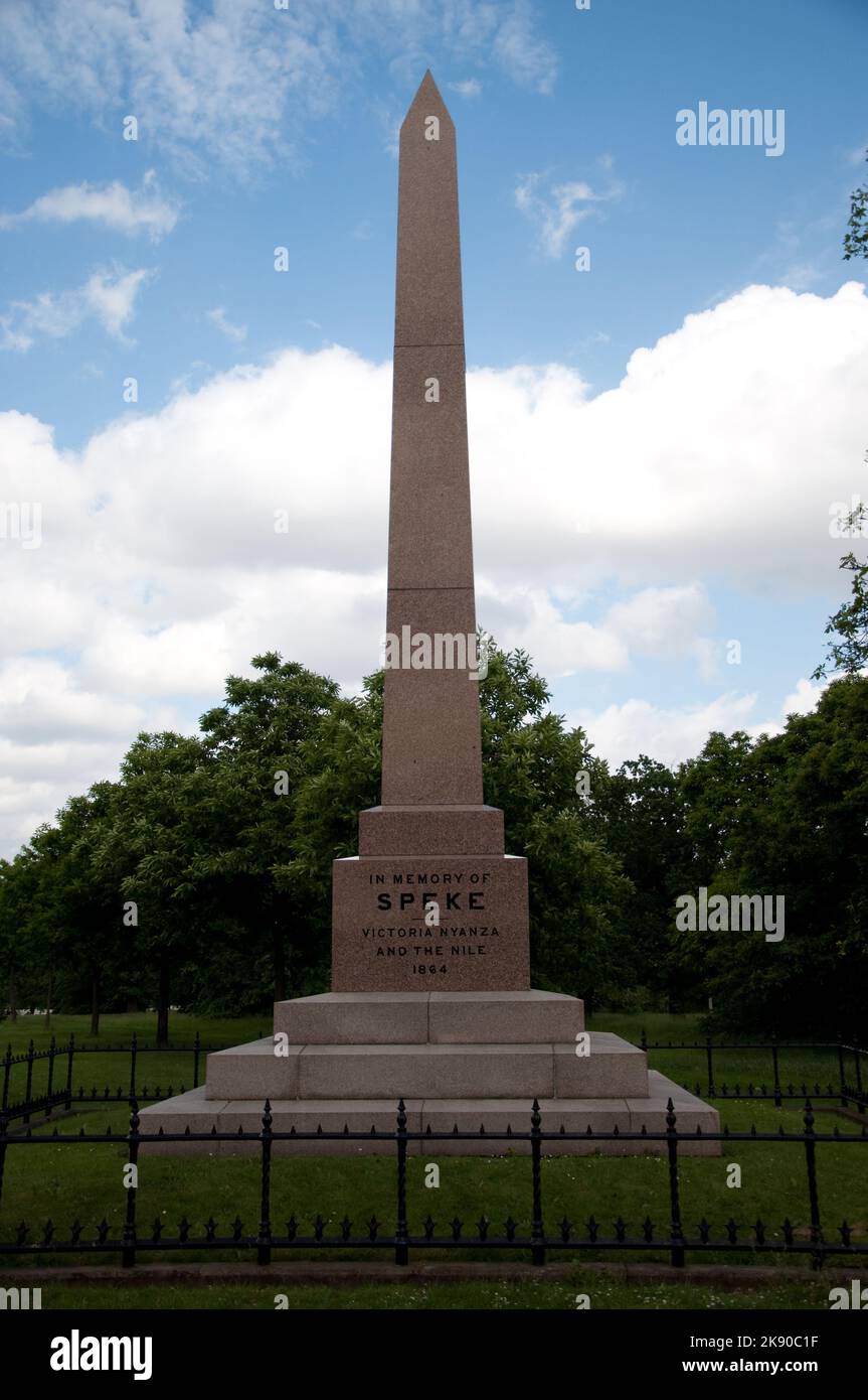 Denkmal für John Hanning Speke (Basis), Hyde Park, London, Großbritannien. Speke war der erste Europäer, der den Viktoriasee als Quelle des Nils erkannte. Stockfoto Denkmal für John Hanning Speke (Basis), Hyde Park, London, Großbritannien. Speke war der erste Europäer, der den Viktoriasee als Quelle des Nils erkannte. Stockfoto