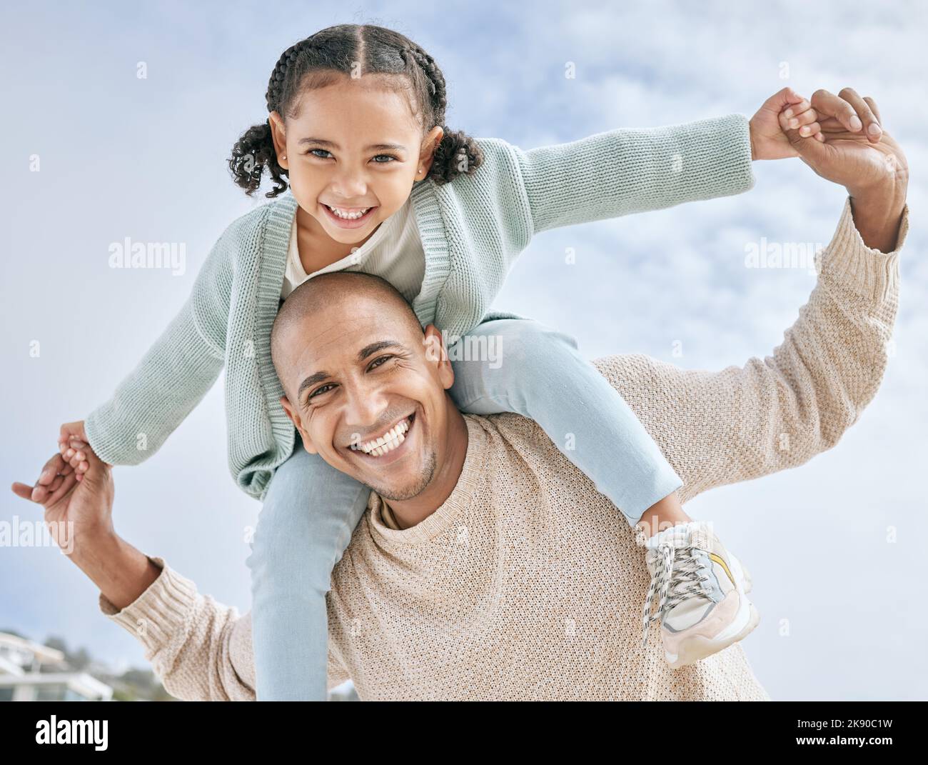 Liebe, Vater und Mädchen auf dem Rücken, glücklich und mit einem Lächeln verbunden, entspannen und spielen gemeinsam im Freien für Reisen. Porträt, Eltern und Vater mit Tochter oder Stockfoto