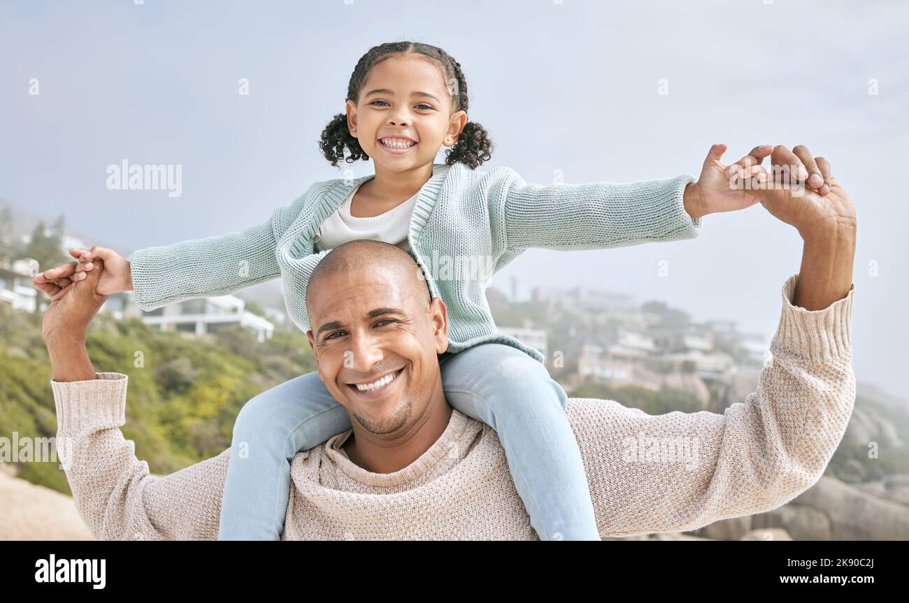 Vater, Kind und die Hände auf den Schultern für eine glückliche Beziehung, Bindung und Lächeln im Freien. Porträt von Vater und Kind lächeln in Glück Stockfoto