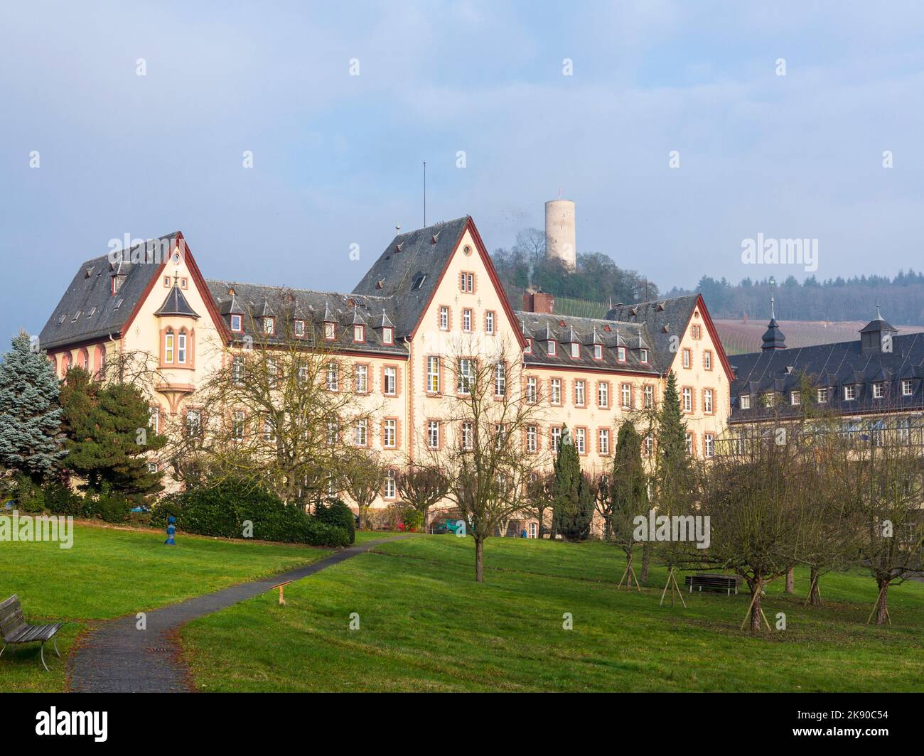 KIEDRICH, DEUTSCHLAND - 15. DEZEMBER 2015: Altes Krankenhaus in Kiedrich, Deutschland in der Morgensonne. Die Klinik wurde 1884 vom Architekten Hehl erbaut. Stockfoto
