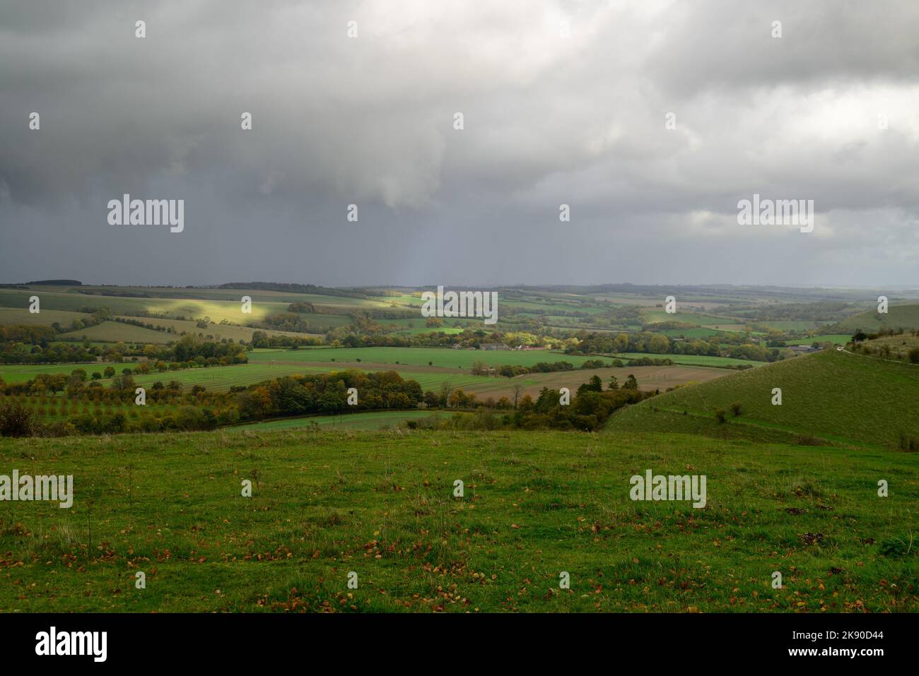 Stürmisches Wetter mit Blick auf die Landschaft von South Wiltshire Dorset von Cranborne Chase, England, Großbritannien, Oktober Stockfoto