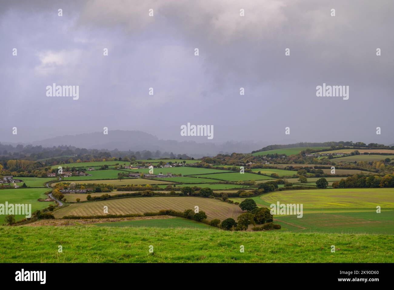 Stürmisches Wetter mit Blick auf die Landschaft von South Wiltshire und North Dorset in Richtung Shaftsbury von Cranborne Chase, England, Großbritannien, Oktober Stockfoto