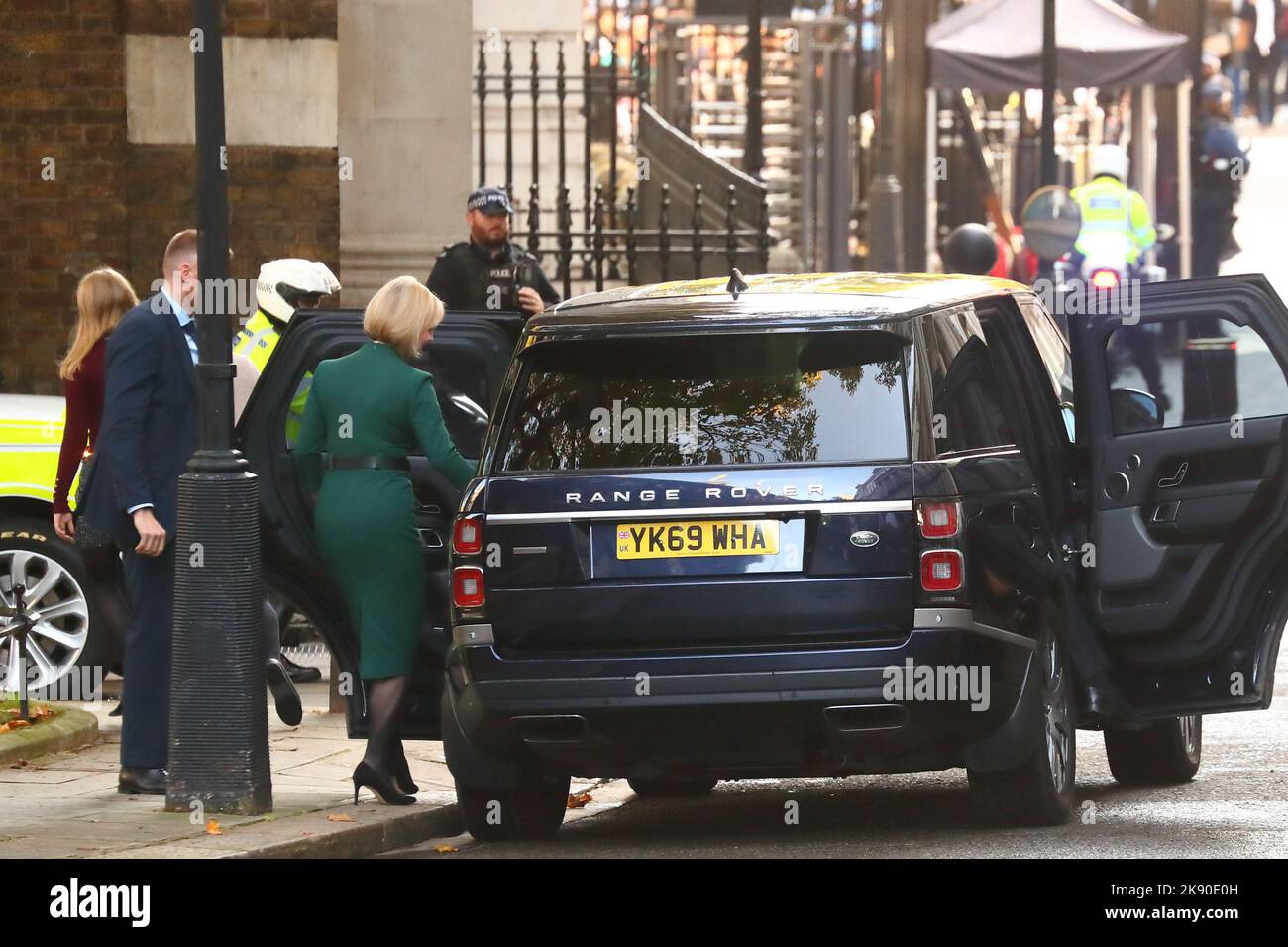 London, Großbritannien. 25. Oktober 2022. Die scheidende Premierministerin Liz Truss verlässt die Downing Street Nr. 10, um den König zu treffen und ihren offiziellen Rücktritt einzureichen. Quelle: Uwe Deffner/Alamy Live News Stockfoto