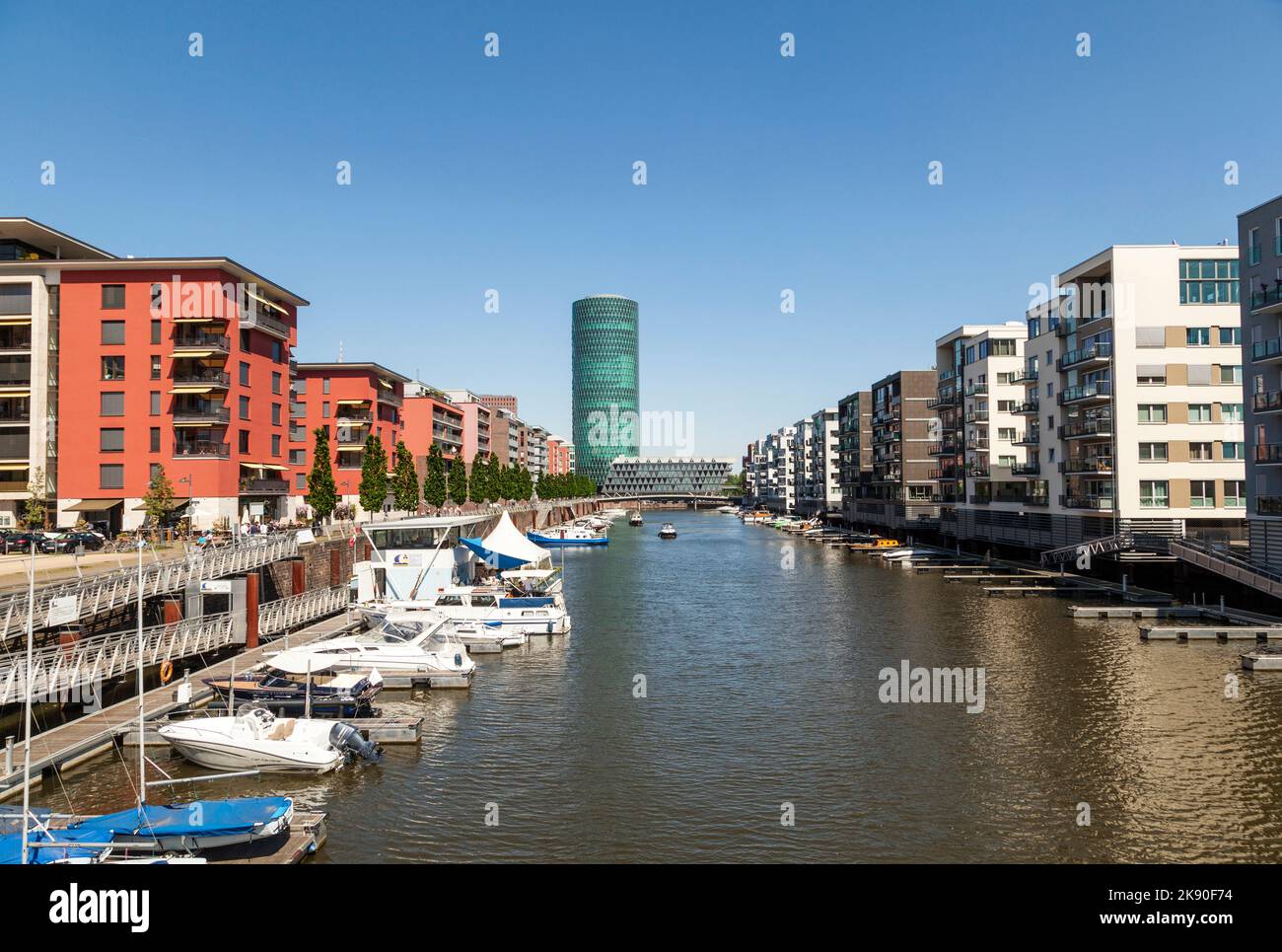 FRANKFURT, DEUTSCHLAND - 8. MAI 2016: Westhafen Tower im Hafengebiet in Frankfurt, Deutschland. Der West Harbour Tower gewann 20 die Martin-Elsaesser-Platte Stockfoto