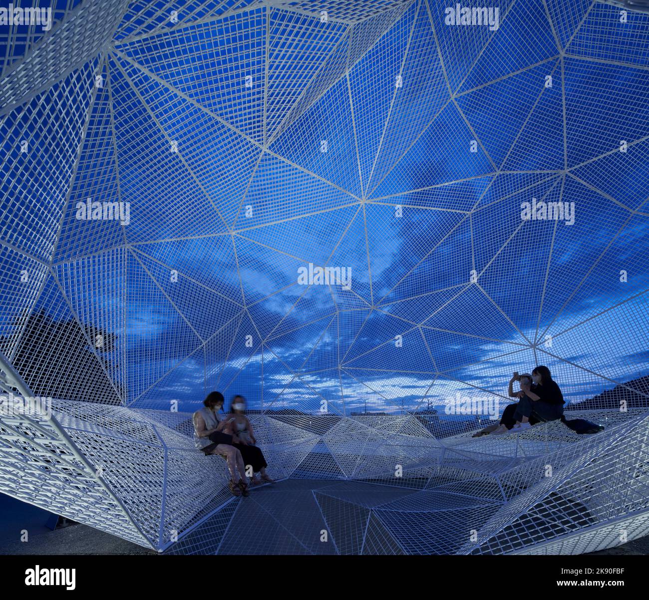 innenraum-des-pavillons-in-der-abendd-mmerung-naoshima-pavillion