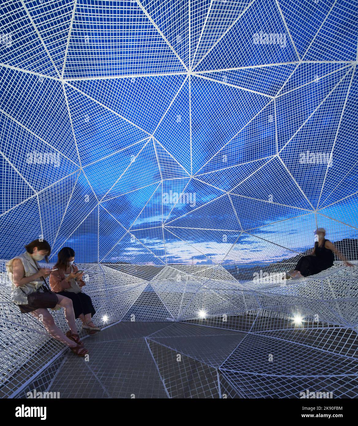 Innenraum des Pavillons in der Abenddämmerung. Naoshima Pavillion, Naoshima, Japan. Architekt: Sou Fujimoto , 2018. Stockfoto