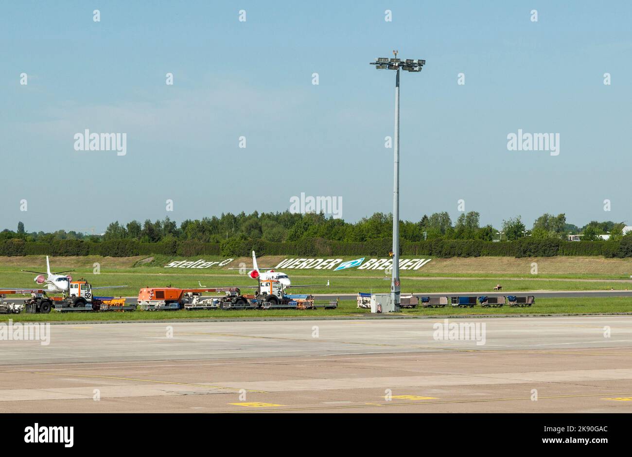 BREMEN, DEUTSCHLAND - 13. MAI 2016: Insignien des Bremer Erstligaverbandes Werder auf dem Flughafen in Bremen. Werder Bremen spielt in der Stockfoto