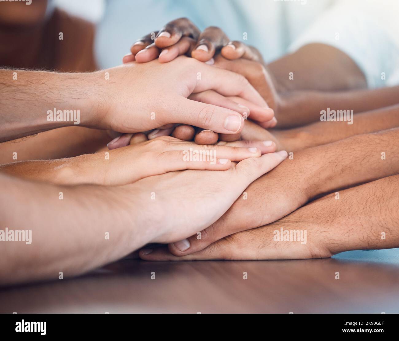 Vielfalt, Hände und Sorge um Liebe und Unterstützung in Gemeinschaft, Team und Solidarität für Vertrauen in Innenräumen. Hand von verschiedenen Gruppen von Menschen, die sich zusammenhäufen Stockfoto