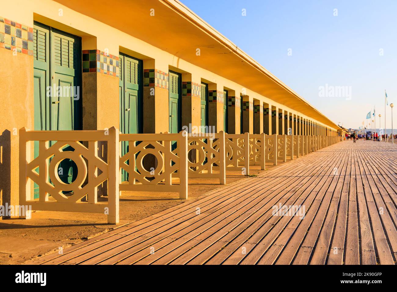 Deauville Badeort. Normandie, Frankreich. Promenade des Planches (Boardwalk). Stockfoto