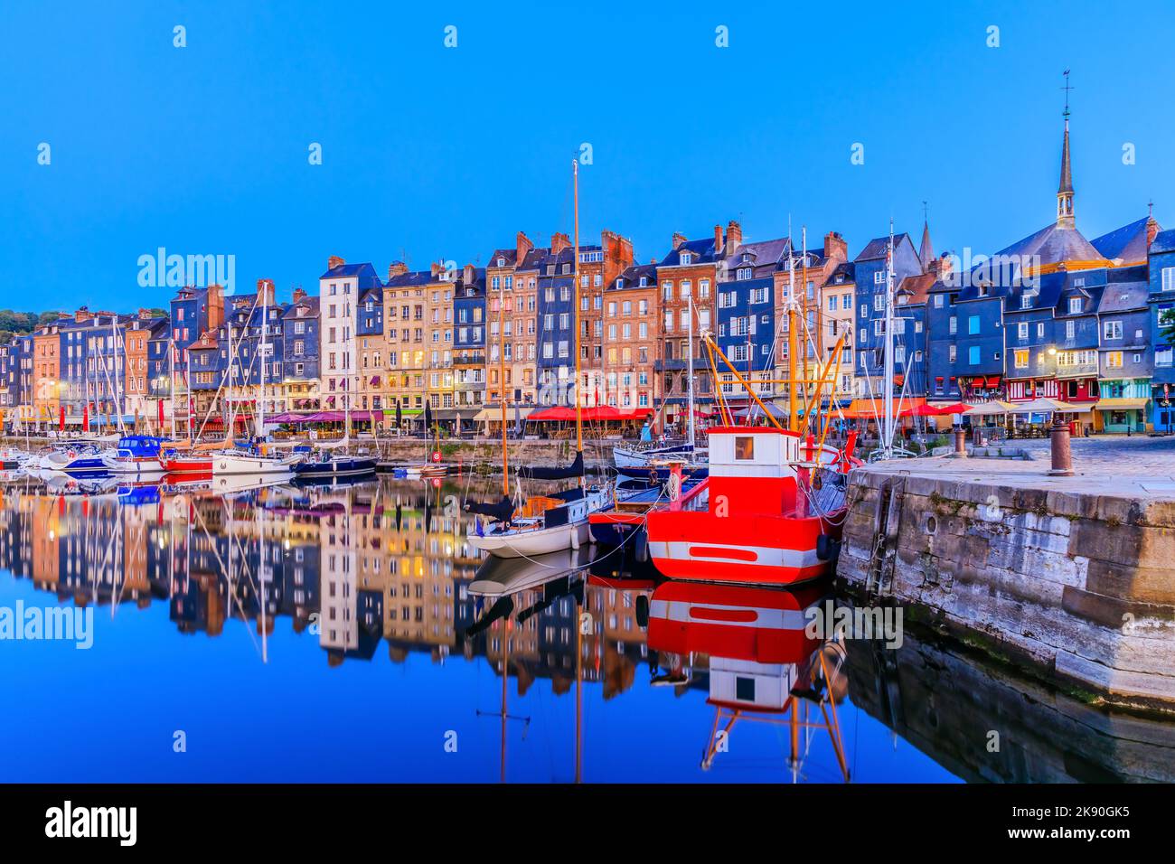Honfleur, Frankreich. Vieux Bassin, alter Hafen im Herzen der Stadt. Stockfoto