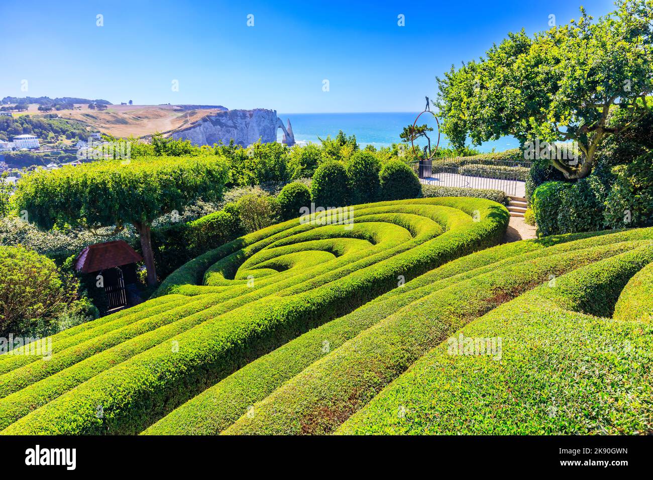 Normandie, Frankreich. Der neofuturistische Garten der Etretat-Gärten (Les Jardins D'Etretat) mit Blick auf die Klippen der Alabasterküste. Stockfoto