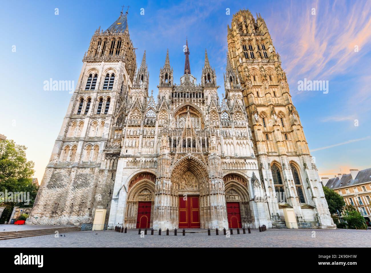 Rouen, Normandie, Frankreich. Die Westfront der Kathedrale von Rouen, die für ihre Türme berühmt ist. Stockfoto