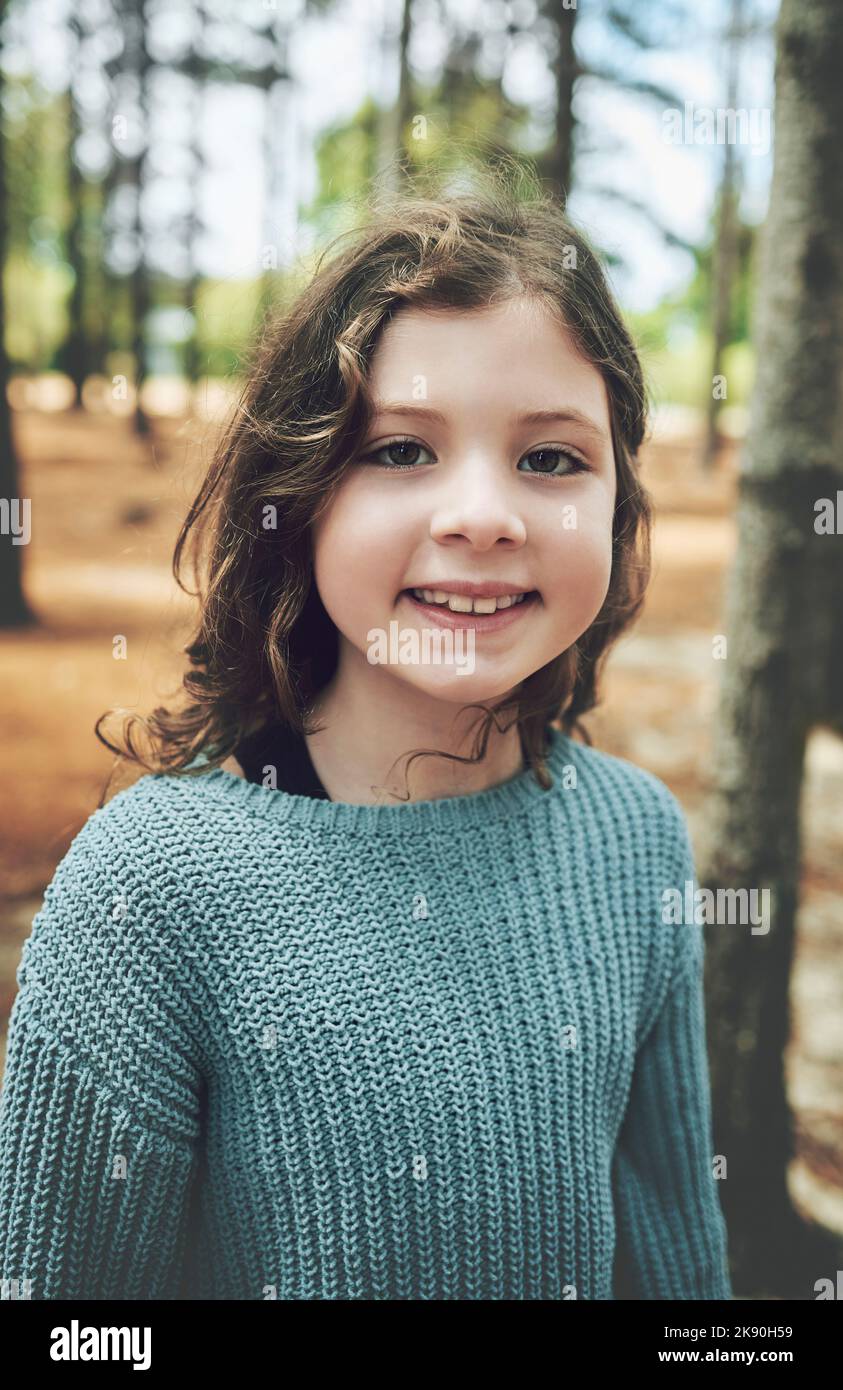 Natur, Glück und Kinderporträt im Wald mit Lächeln im Gesicht Genießen Sie den Wanderweg im Wald. Freiheit, Abenteuer und Bäume, glückliches junges Mädchen Stockfoto