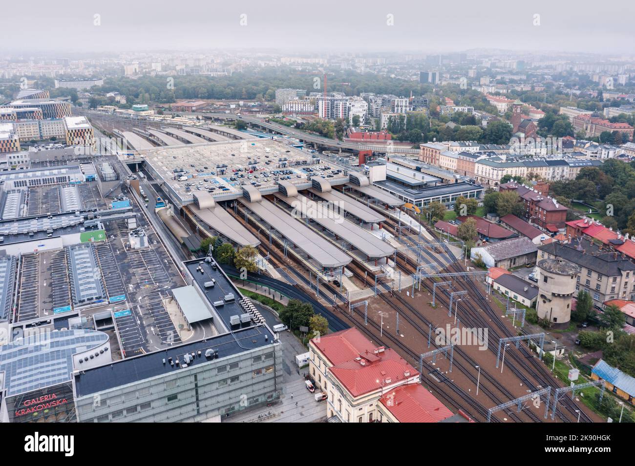 Krakau, Kleinpolen, Polen - September 22 2022: Luftaufnahme des Hauptbahnhofs in Krakau. Drohne schoss Krakau im Zentrum von dworzec PKP, links Gal Stockfoto