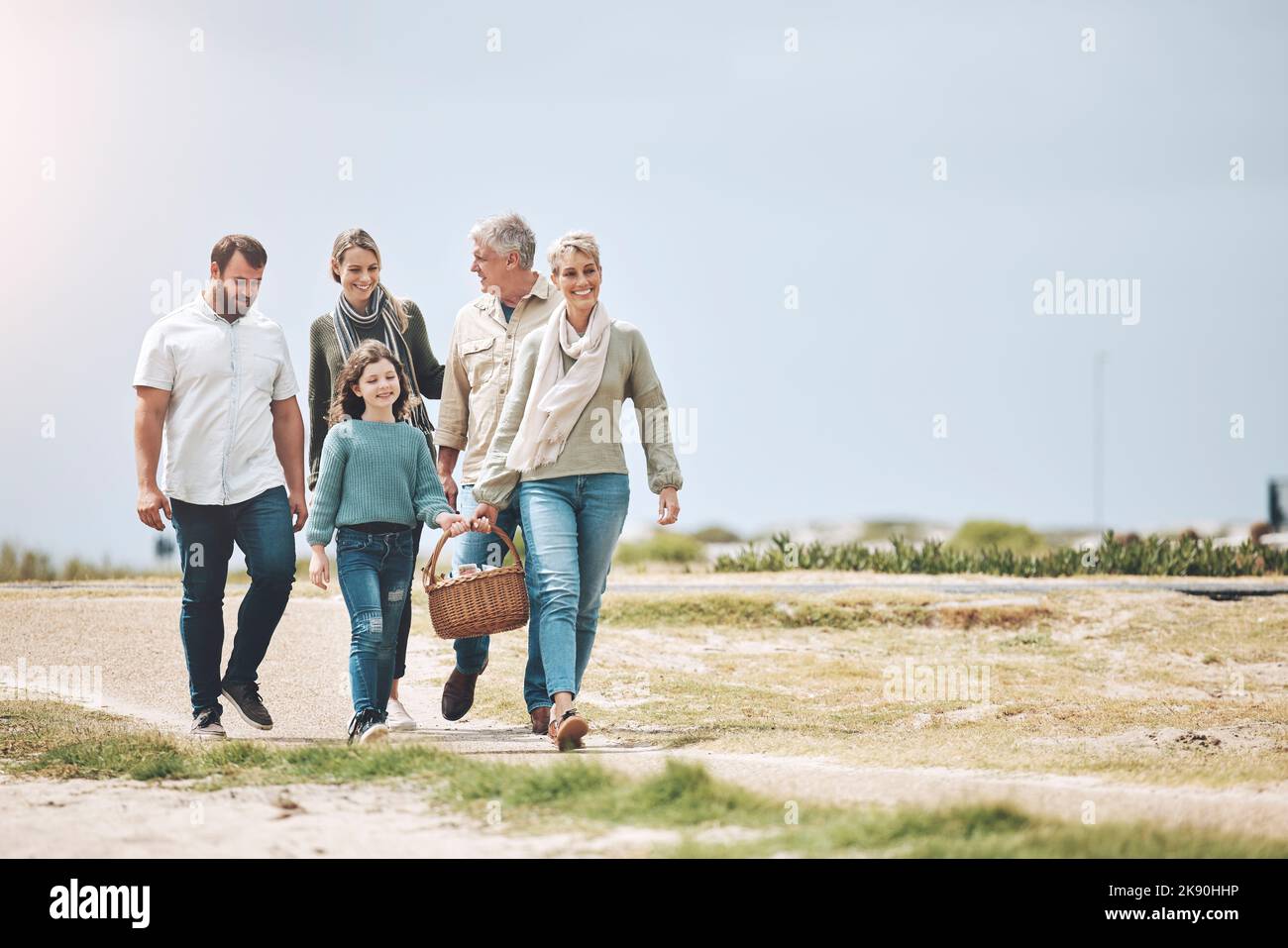 Große Familie, glücklich und zu Fuß für ein Picknick im Urlaub, Urlaub oder Wochenendausflug im Freien zum Entspannen und Kleben. Mutter, Vater und Großmutter reisen Stockfoto