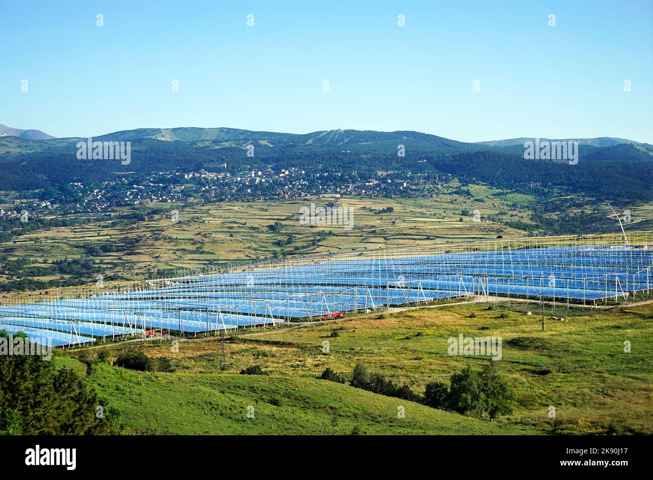 Frankreich, Pyrenees Orientales, Llo, das Solarkraftwerk Ello. Stockfoto