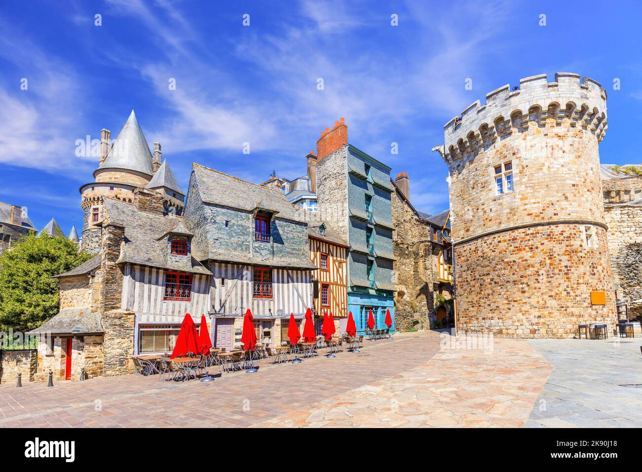 Bretagne, Frankreich. Die mittelalterliche Stadt Vitre mit dem berühmten Chateau de Vitre. Stockfoto