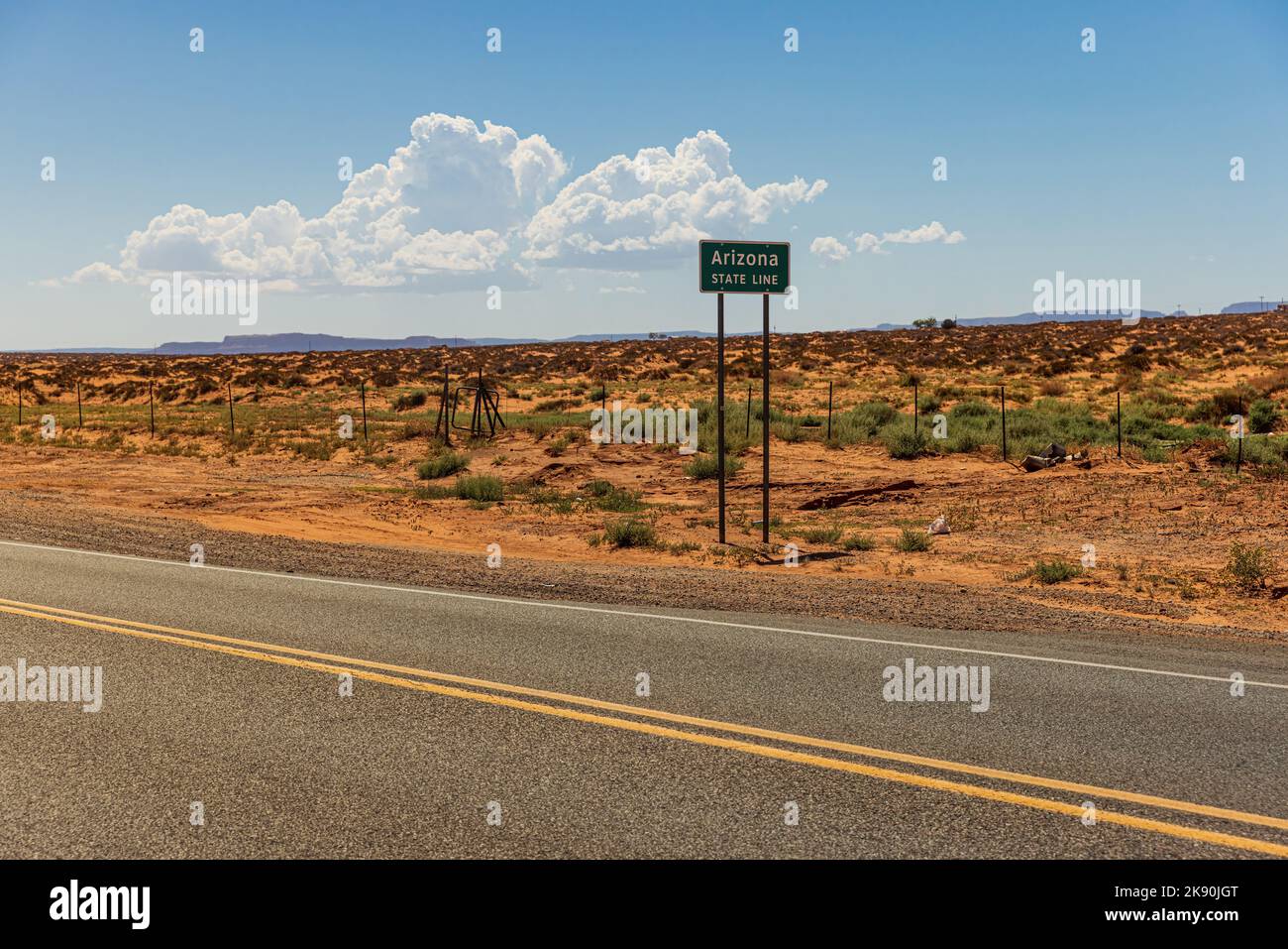 Arizona State Line-Schild in der Landschaft in der Nähe von Monument Valley Stockfoto