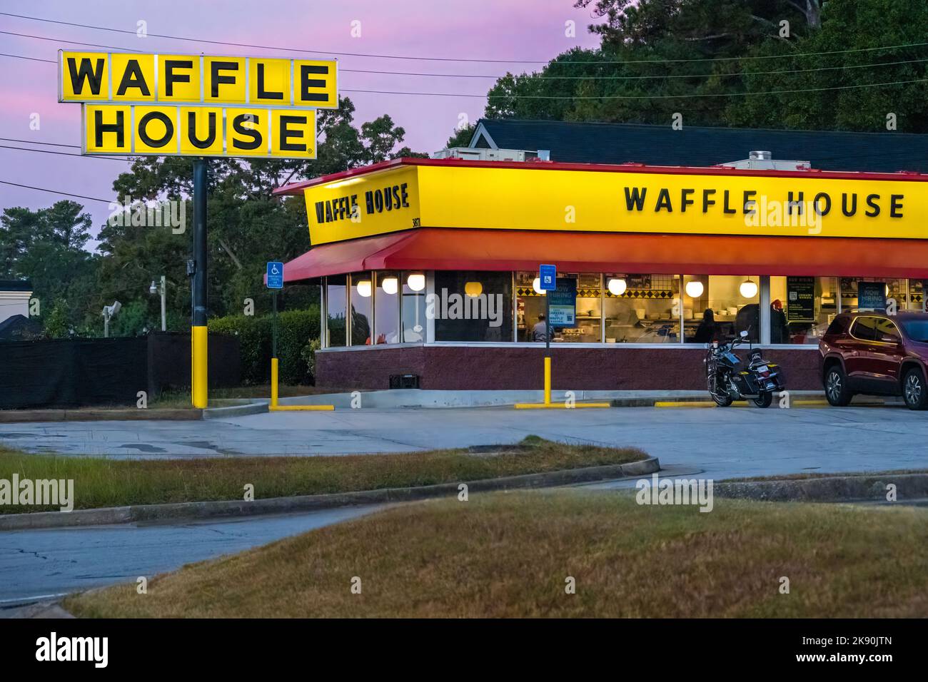 Sonnenaufgang im 24-Stunden Waffle House in Snellville, Georgia. (USA) Stockfoto