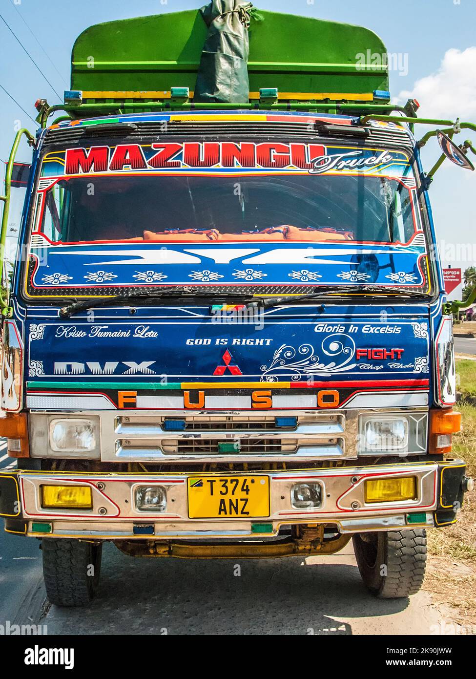 TANSANIA, DAR es SALAAM - 23. JULI 2016: Farbenfroher Landwagen, der die Autobahn nach dar Es Salaam bedient. Straßen sind der wichtigste Transportweg in Tanza Stockfoto