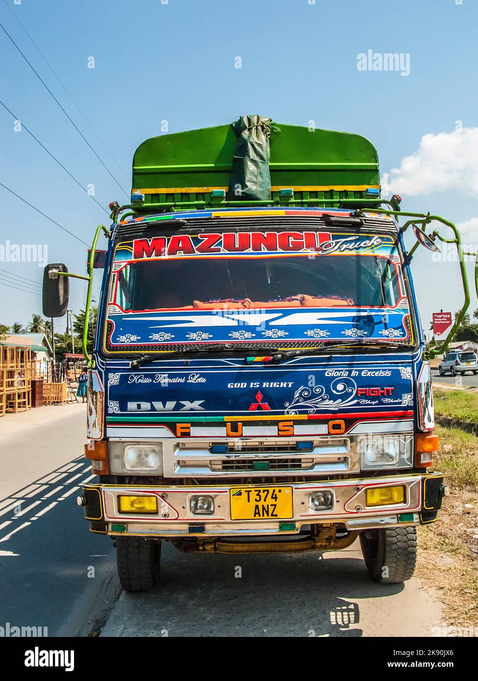 TANSANIA, DAR es SALAAM - 23. JULI 2016: Farbenfroher Landwagen, der die Autobahn nach dar Es Salaam bedient. Straßen sind der wichtigste Transportweg in Tanza Stockfoto