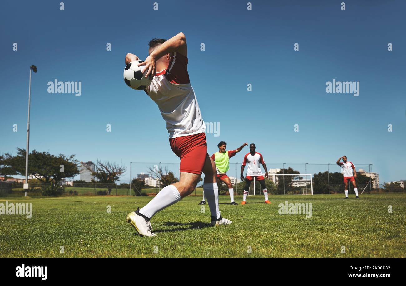 Fußball-Wurf- und Feldspiel eines Teams in einem Fitness-, Bewegungs- und Sportspiel im Freien. Training, Fußballtraining und Teamarbeit von Athleten Stockfoto