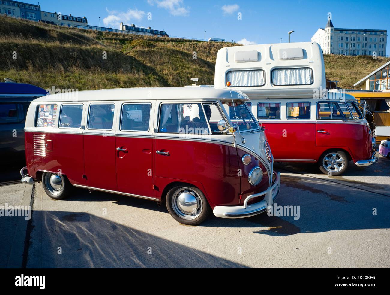 Klassische VW-Wohnwagen auf einem Surffestival in Scarborough Stockfoto