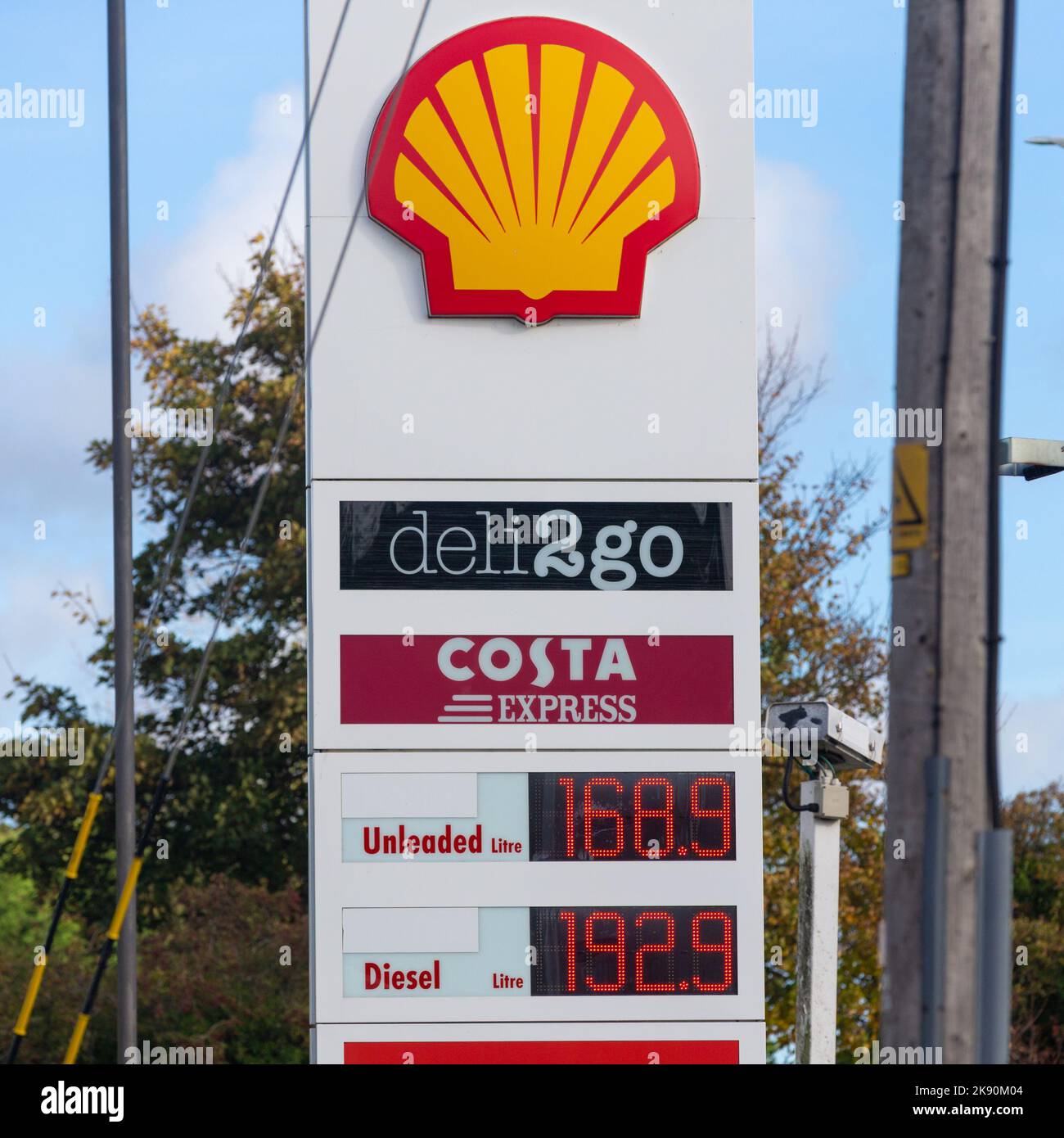 Brenzett, Kent, Großbritannien. 25. Oktober 2022. Lebenshaltungskosten, Kraftstoffpreis. An dieser Tankstelle in Brenzett, Kent, liegt der Kostenunterschied zwischen bleifreiem Benzin und Dieselkraftstoff bei fast 25p. Foto: Paul Lawrenson/Alamy Live News Stockfoto