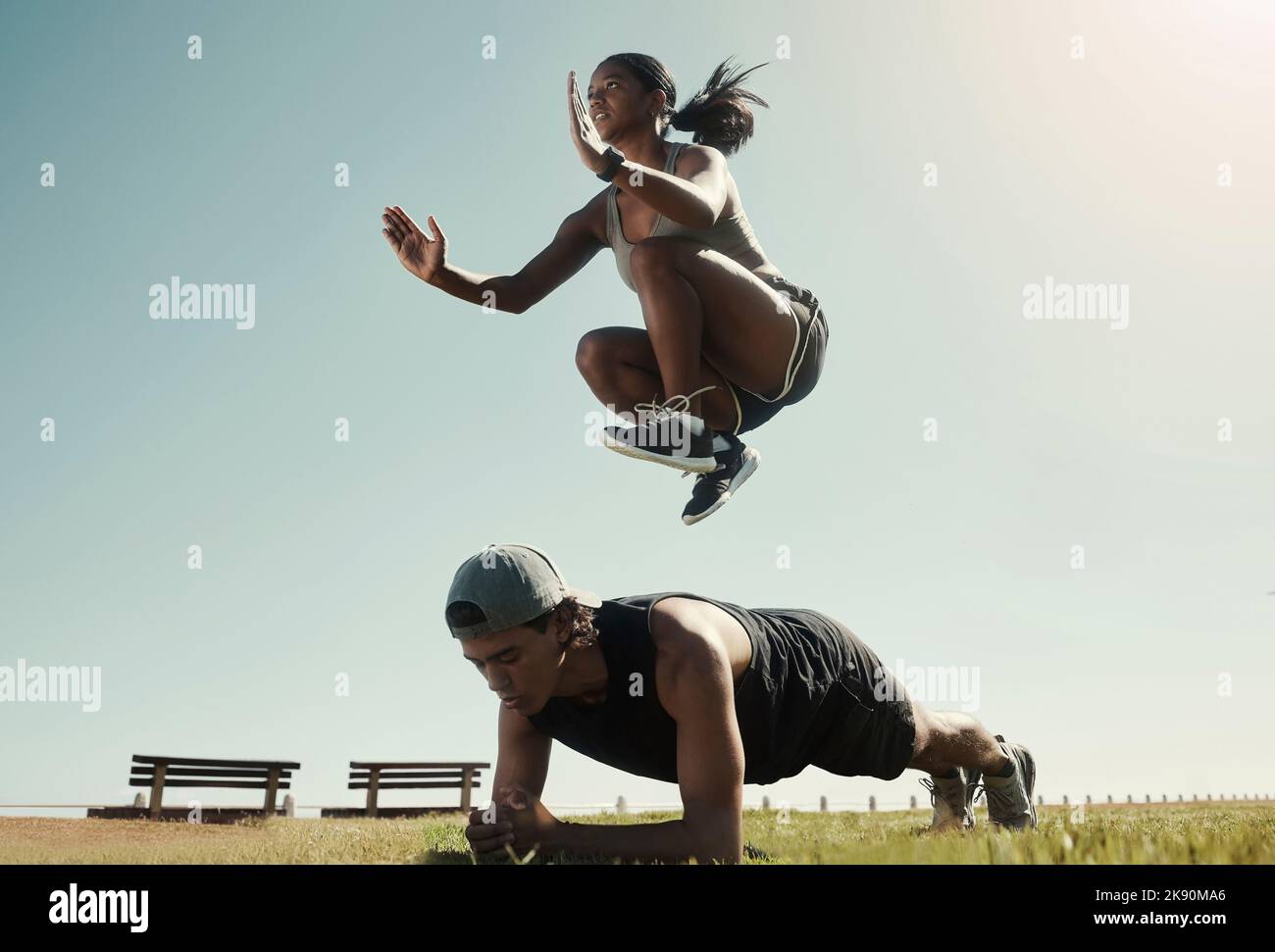 Mann, schwarze Frau und Fitness im Park, im Naturgarten oder in der Nachhaltigkeitsumgebung für Training, Training oder Bewegung. Springen, Plank und Sport Menschen Stockfoto