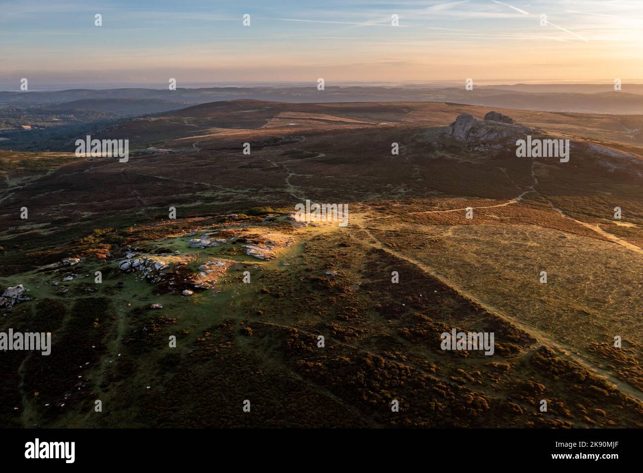 Eine Luftlandschaftsansicht der Haktor Rocks im Dartmoor National Park in Devon bei Sonnenaufgang Stockfoto