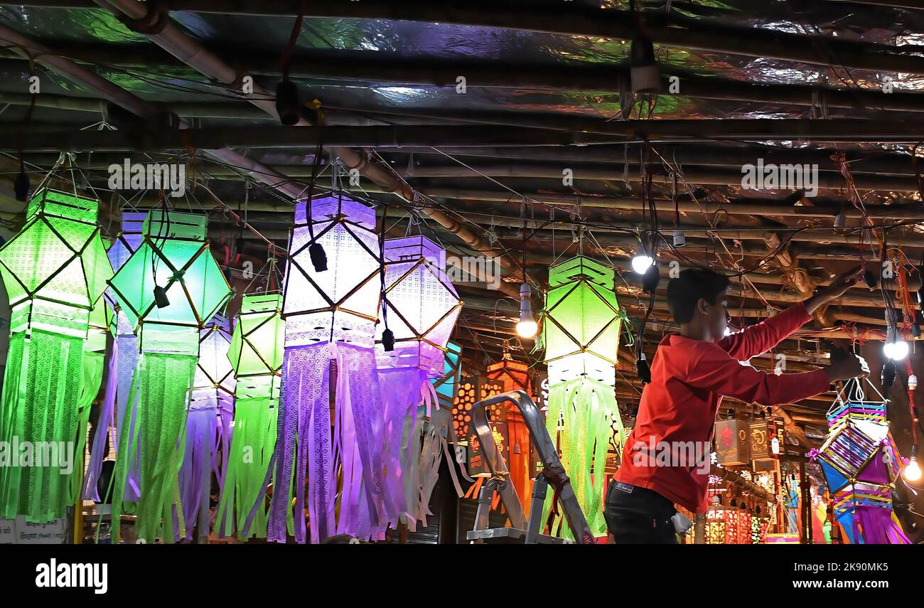 Ein Mann sah in den Straßen von Mumbai hängende Laternen zum Verkauf. Diwali wird als Lichterfest gefeiert, Hindus schmücken ihr Zuhause mit irdenen Lampen und bunten Laternen in verschiedenen Formen und Größen. Diwali symbolisiert den Sieg des Lichts über die Dunkelheit. Stockfoto