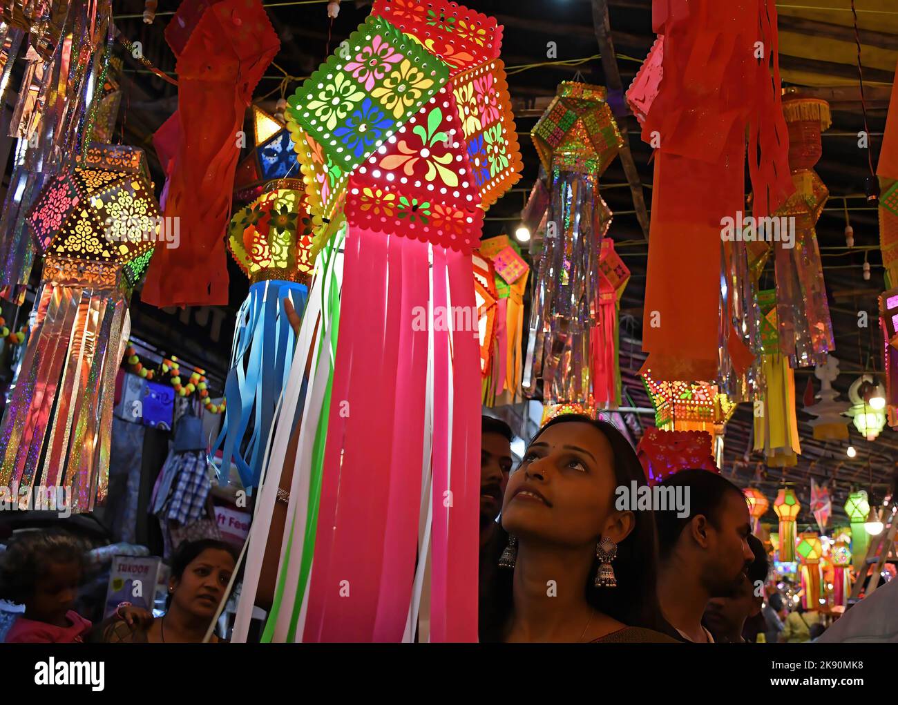 Eine Frau kauft Laternen auf den Straßen von Mumbai. Diwali wird als Lichterfest gefeiert, Hindus schmücken ihr Zuhause mit irdenen Lampen und bunten Laternen in verschiedenen Formen und Größen. Diwali symbolisiert den Sieg des Lichts über die Dunkelheit. Stockfoto