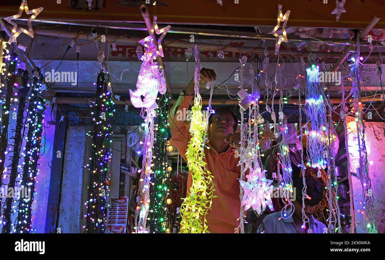 Ein Mann sah hängende Lichter zum Verkauf auf den Straßen von Mumbai. Diwali wird als Lichterfest gefeiert, Hindus schmücken ihr Zuhause mit irdenen Lampen und bunten Laternen in verschiedenen Formen und Größen. Diwali symbolisiert den Sieg des Lichts über die Dunkelheit. Stockfoto