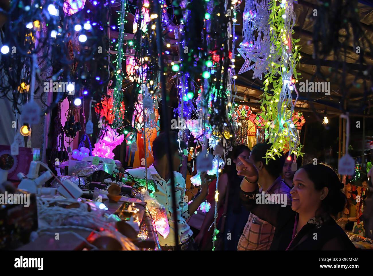 Eine Frau sah in den Straßen von Mumbai nach Lichtern einkaufen. Diwali wird als Lichterfest gefeiert, Hindus schmücken ihr Zuhause mit irdenen Lampen und bunten Laternen in verschiedenen Formen und Größen. Diwali symbolisiert den Sieg des Lichts über die Dunkelheit. Stockfoto