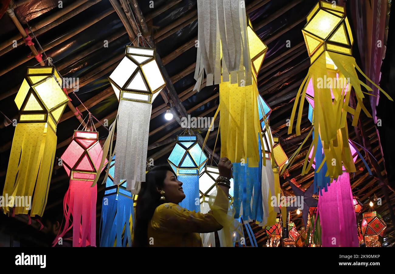 Eine Frau schaut auf die Laternen, die auf den Straßen von Mumbai zum Verkauf gehalten werden. Diwali wird als Lichterfest gefeiert, Hindus schmücken ihr Zuhause mit irdenen Lampen und bunten Laternen in verschiedenen Formen und Größen. Diwali symbolisiert den Sieg des Lichts über die Dunkelheit. Stockfoto