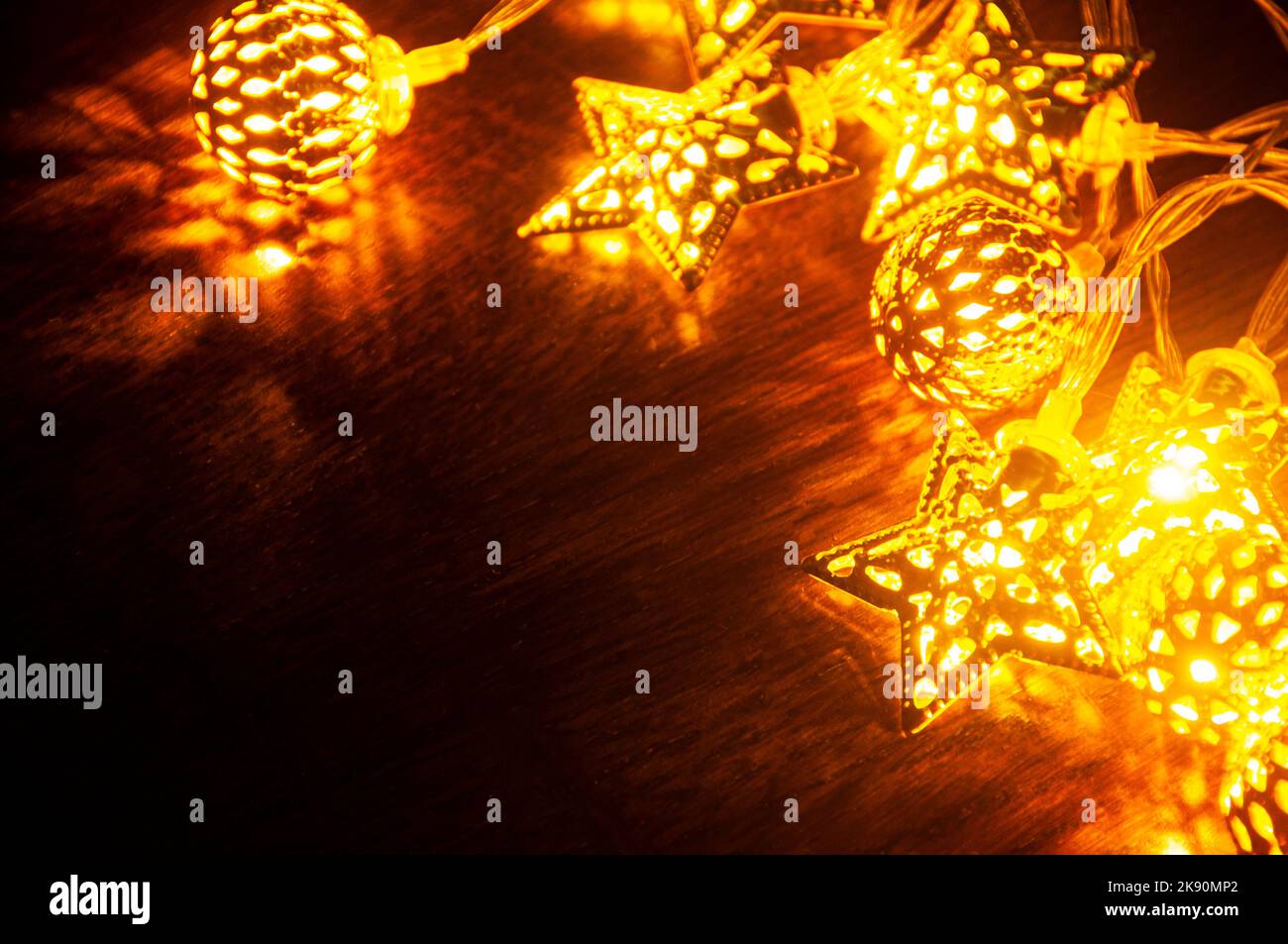Weihnachtsdekoration mit goldenen Kugeln und Sternen. Anpassbarer Platz für Text und Ideen. Stockfoto