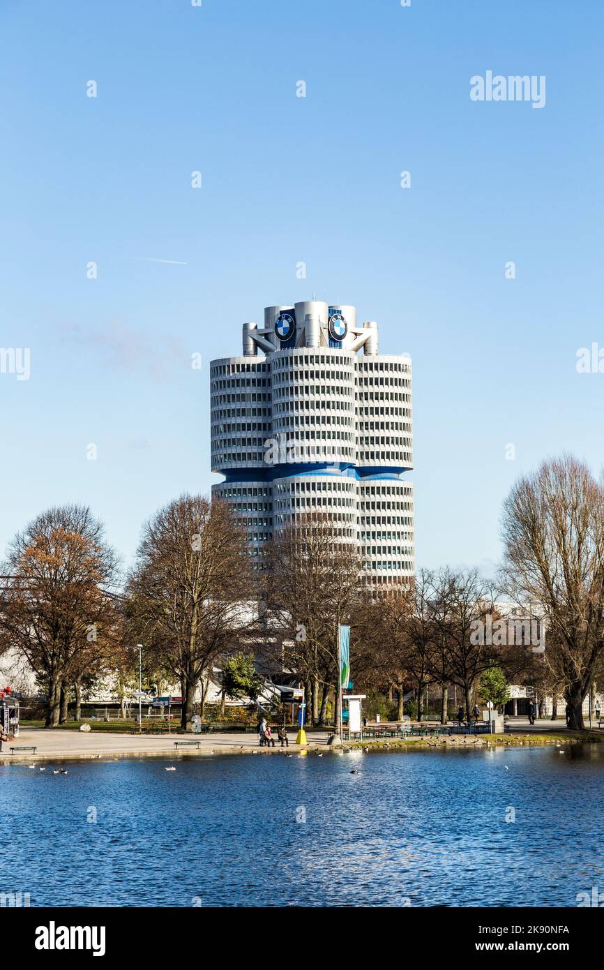 MÜNCHEN, DEUTSCHLAND - 28. NOV 2016: BMW Vierzylinderturm in München. Stockfoto