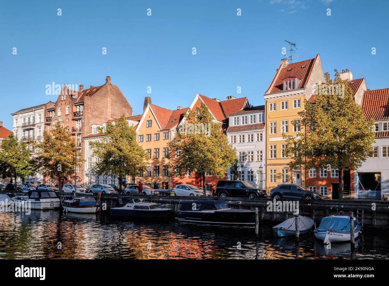 Kopenhagen, Dänemark - 2022. September: Historische Gracht- und Uferhäuser mit typischer dänischer Architektur im Stadtteil Christianshavn Stockfoto