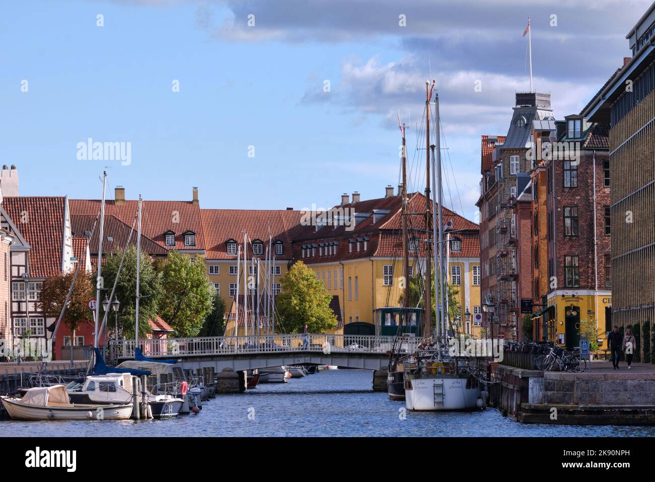 Kopenhagen, Dänemark - 2022. September: Historische Gracht- und Uferhäuser mit typischer dänischer Architektur im Stadtteil Christianshavn Stockfoto