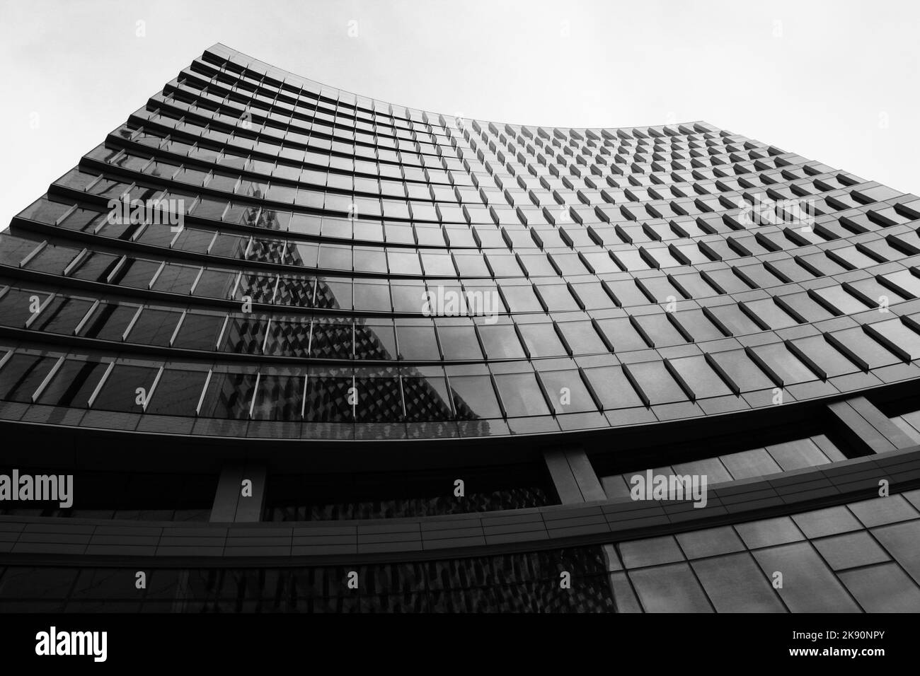 Eine Low-Angle-Aufnahme eines modernen Gebäudes auf dem True North Square in Winnipeg, Graustufenaufnahme Stockfoto