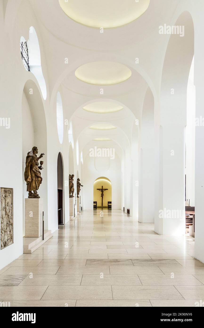 AUGSBURG, DEUTSCHLAND - APR 24, 2015: Der britische Architekt John Pawson hat die St. Moritzer Kirche in Augsburg, Deutschland, minimalistisch umgestaltet Stockfoto